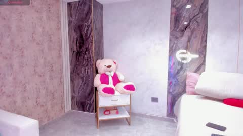 Lenathompson online show from 02.26.26