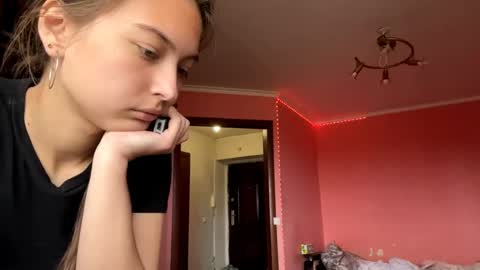 Snapshot of lenniepennachio chatting on 04.15.26 Hellomy name is Natalyits my first day here nice to meet you Give me 50 thumbs ups online show from 04.15.26