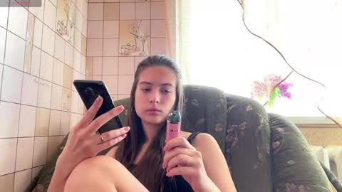 Snapshot of lenniepennachio chatting on 05.18.26 Hellomy name is Natalyits my first day here nice to meet you Give me 50 thumbs ups online show from 05.18.26