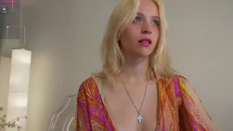 Snapshot of leo_lulu chatting on 10.11.25 Ashly online show from 10.11.25