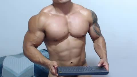 Snapshot of leo_muscleboy chatting on 05.27.26 Leo online show from 05.27.26