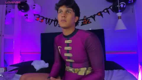 Snapshot of leo_savage_ chatting on 10.11.25 Leo online show from 10.11.25