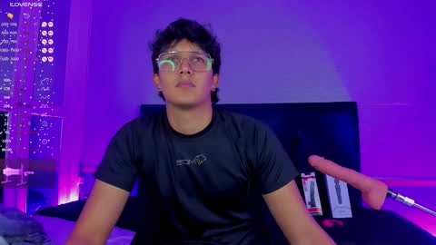 Snapshot of leo_savage_ chatting on 11.03.25 Leo online show from 11.03.25