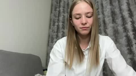 Snapshot of leona_grand chatting on 06.11.26 Emma online show from 06.11.26
