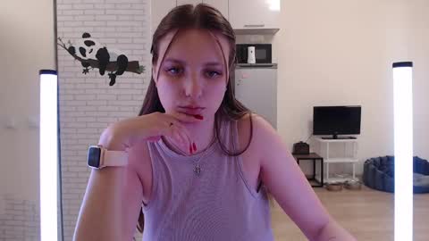 Snapshot of leonaalove chatting on 04.15.26 Leonaalove online show from 04.15.26