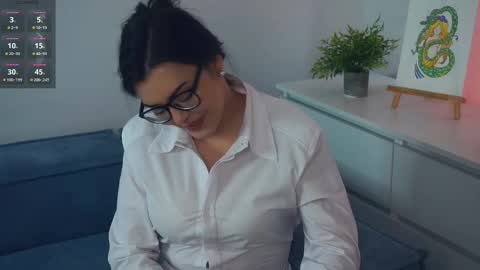 Snapshot of leonardarizk chatting on 10.29.25 Mia online show from 10.29.25