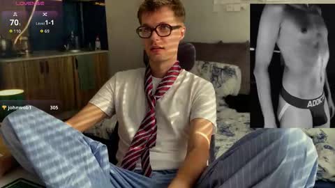 Snapshot of leonnextdoor chatting on 03.10.26 Leon online show from 03.10.26