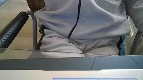 Snapshot of leoufdedingue chatting on 10.13.25 CESTMOI75100 online show from 10.13.25