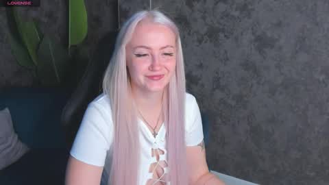 Snapshot of leslie_bell chatting on 09.26.25 Joyce online show from 09.26.25