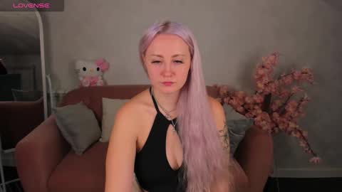 Snapshot of leslie_bell chatting on 10.04.25 Joyce online show from 10.04.25