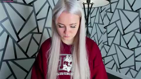 Snapshot of leslie_bell chatting on 10.07.25 Joyce online show from 10.07.25