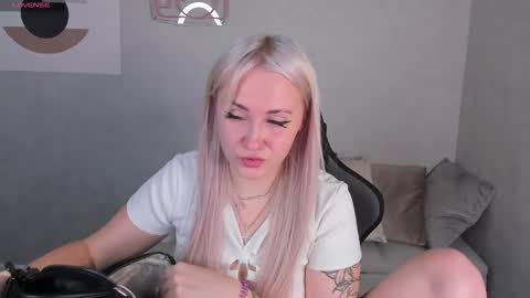 Snapshot of leslie_bell chatting on 10.08.25 Joyce online show from 10.08.25