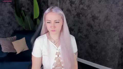 Snapshot of leslie_bell chatting on 10.10.25 Joyce online show from 10.10.25