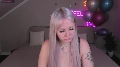 Snapshot of leslie_bell chatting on 10.11.25 Joyce online show from 10.11.25