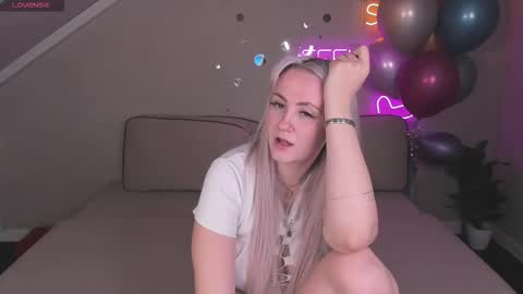 Snapshot of leslie_bell chatting on 10.11.25 Joyce online show from 10.11.25