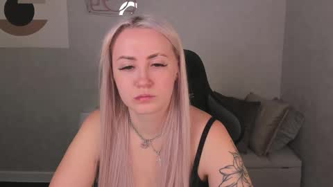 Snapshot of leslie_bell chatting on 10.13.25 Joyce online show from 10.13.25