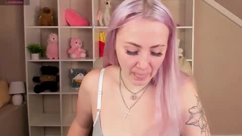 Snapshot of leslie_bell chatting on 10.15.25 Joyce online show from 10.15.25