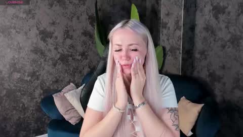 Snapshot of leslie_bell chatting on 10.17.25 Joyce online show from 10.17.25