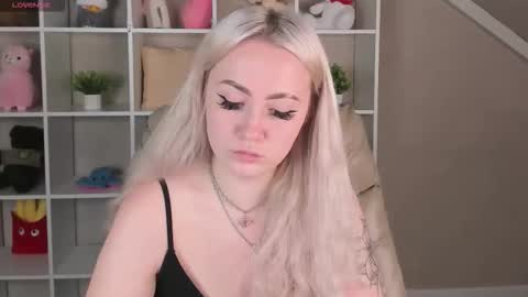 Snapshot of leslie_bell chatting on 10.25.25 Joyce online show from 10.25.25