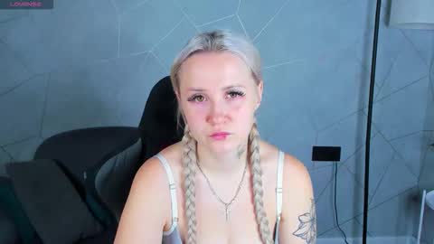 Snapshot of leslie_bell chatting on 10.29.25 Joyce online show from 10.29.25