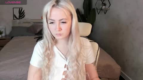 Snapshot of leslie_bell chatting on 10.31.25 Joyce online show from 10.31.25