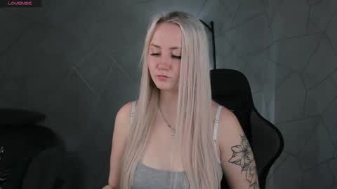 Snapshot of leslie_bell chatting on 11.05.25 Joyce online show from 11.05.25