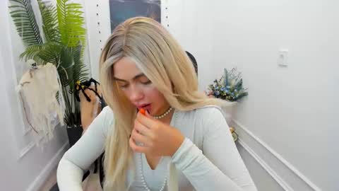 lesliemineg online show from 10.30.25