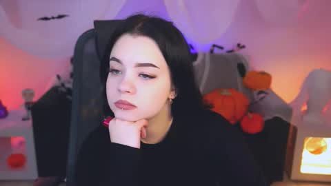 Snapshot of leslierowe chatting on 10.19.25 LeslieRowe online show from 10.19.25