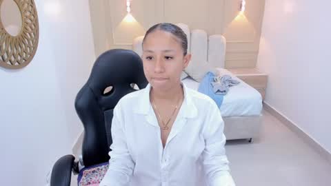 Snapshot of leslysimpson chatting on 07.02.26 online show from 07.02.26