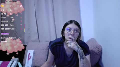 Snapshot of lessliee chatting on 06.05.26 lessliee online show from 06.05.26