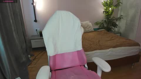 Snapshot of lesya_flin chatting on 10.31.25 Lesya online show from 10.31.25