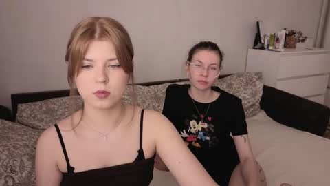 Snapshot of let_me_seee chatting on 11.06.25 Fiona online show from 11.06.25