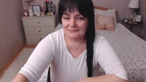 Snapshot of leveme2night chatting on 12.12.24 Mary online show from 12.12.24