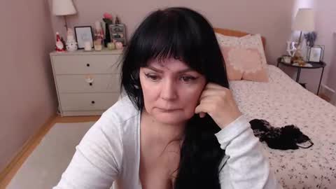 Snapshot of leveme2night chatting on 12.13.24 Mary online show from 12.13.24