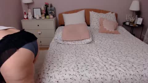 Snapshot of leveme2night chatting on 12.15.24 Mary online show from 12.15.24