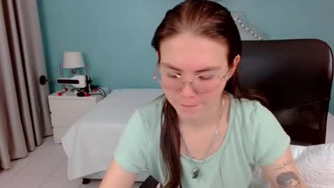 Snapshot of lexalove_doll chatting on 10.01.25 Lexas Room online show from 10.01.25