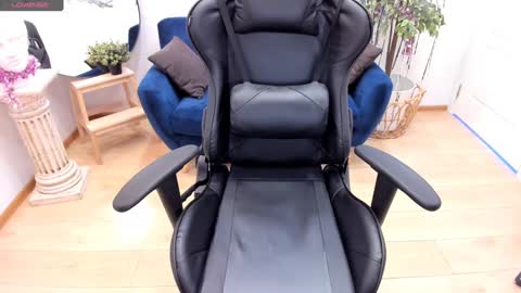 Snapshot of lexihoward chatting on 12.25.24 Lexi online show from 12.25.24