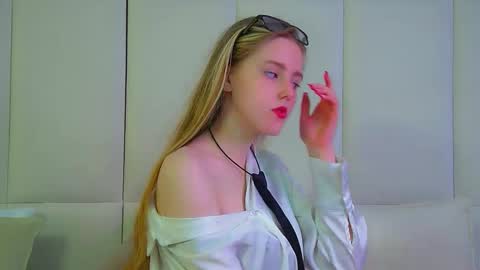 Snapshot of lexireadway chatting on 09.30.25 Lexi online show from 09.30.25