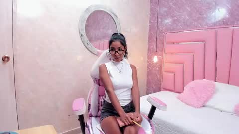 Snapshot of leyla_ebony chatting on 12.30.24 Leyla online show from 12.30.24