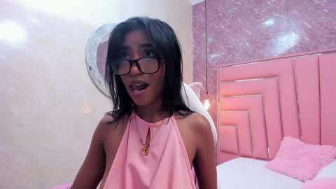 Snapshot of leyla_ebony chatting on 01.04.25 Leyla online show from 01.04.25