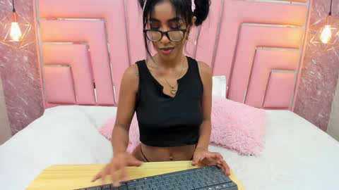 Snapshot of leyla_ebony chatting on 01.06.25 Leyla online show from 01.06.25