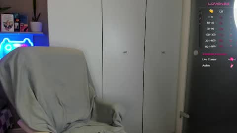 Snapshot of lia_lil chatting on 11.14.25 Lia online show from 11.14.25