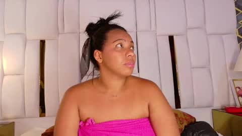 Snapshot of lia_mariana chatting on 10.19.25 lia_mariana online show from 10.19.25