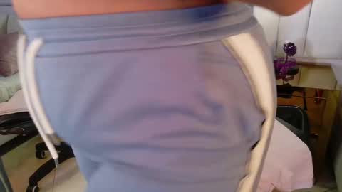 Snapshot of lia_mariana chatting on 10.21.25 lia_mariana online show from 10.21.25