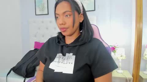 Snapshot of lia_mariana chatting on 10.24.25 lia_mariana online show from 10.24.25