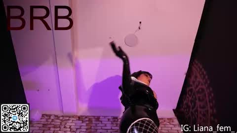 Snapshot of lia_owo chatting on 10.28.25 Liana online show from 10.28.25