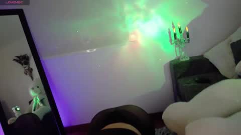 Lia online show from 10.17.25