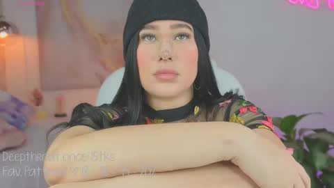 Snapshot of liacox chatting on 09.13.25 Lia Cox online show from 09.13.25