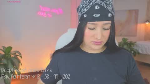 Snapshot of liacox chatting on 10.02.25 Lia Cox online show from 10.02.25