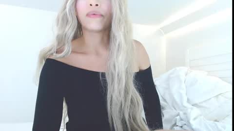 Lia Divina online show from 11.19.25